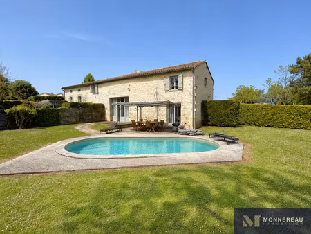 maison en pierre avec piscine et vue