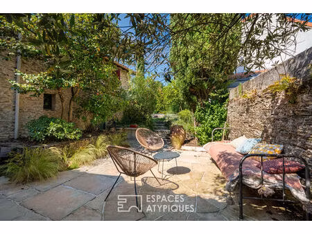 grande maison de charme en ville sur son jardin méditerranéen