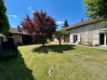 a vendre  corps de ferme aux portes de périgueux 24000