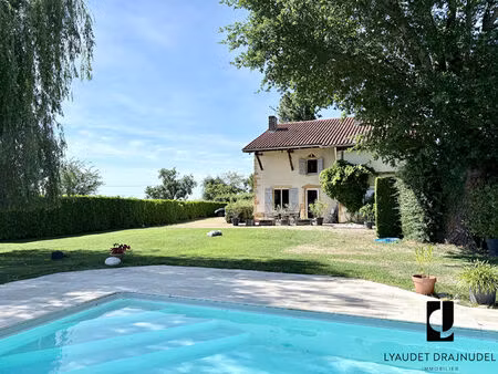 propriété de charme de 210 m² - piscine  vue dégagée sur un terrain de 2 499 m²
