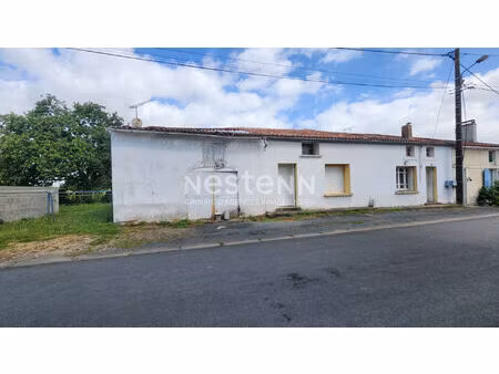 damvix  maison en pierre avec dépendances attenantes et jardin clos
