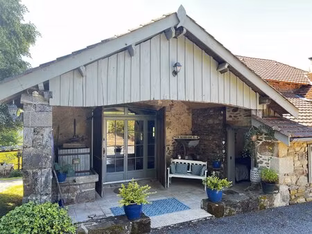 belle propriété de 3 chambres  située en hauteur avec vue  dépendances  et 8 ha