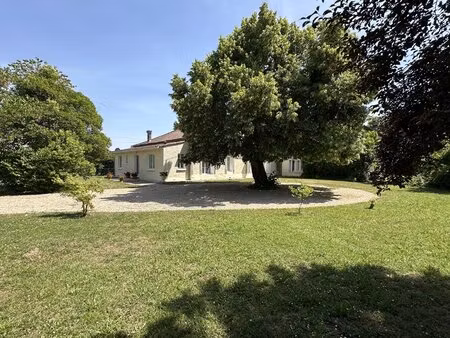 belle maison de 5 chambres avec piscine en bord de rivière  maison d'amis et annexe à réno