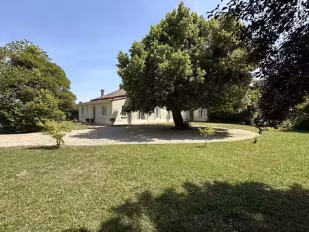 belle maison de 5 chambres avec piscine en bord de rivière  maison d'amis et annexe près d