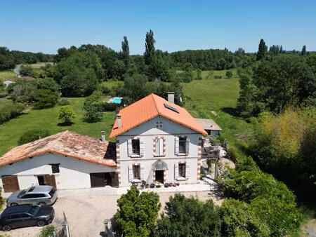maison avec piscine et accès directe à la rivière