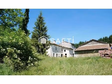 bel ensemble de bâtiment anciens en pierre