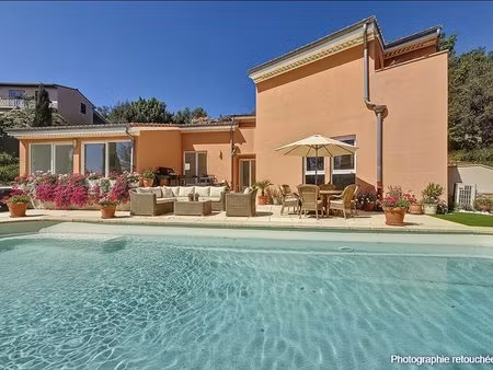 a vendre villa à mougins 5 pièces de 175 m² sur 1225 m² de terrain avec piscine