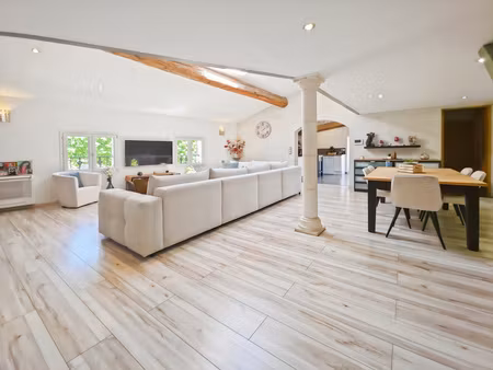 appartement de standing lumineux avec terrasse et grande pièce de vie