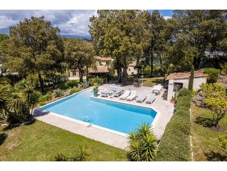 élégante propriété provençale avec piscine à débordement village de biot