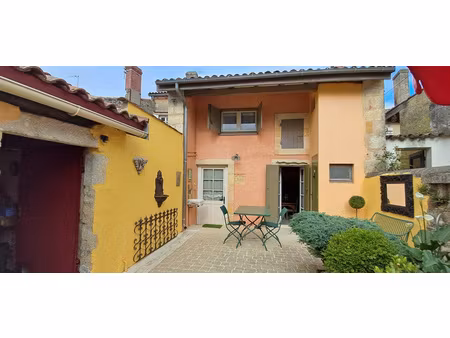 au centre historique de la brede :maison en pierre   à vendre avec terrasse  3 chambres  g