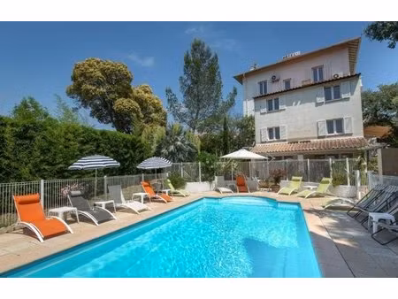 tènement immobilier d'environ 500 m² avec dépendance de 4 studios sur 2 830 m² de terrain.