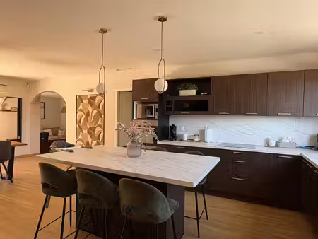 maison familiale avec piscine et exterieur intime