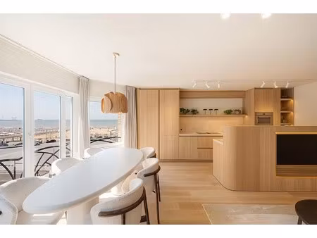 gerenoveerd 3-slaapkamerappartement met frontaal zeezicht.