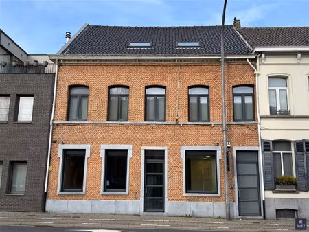 gelijkvloerse handel-/kantoorsruimte met riant woonhuis