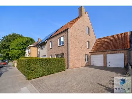 instapklare grote (227m²) halfopen bebouwing (bj 2001) met 4 slpks  dubbele garage & tuin