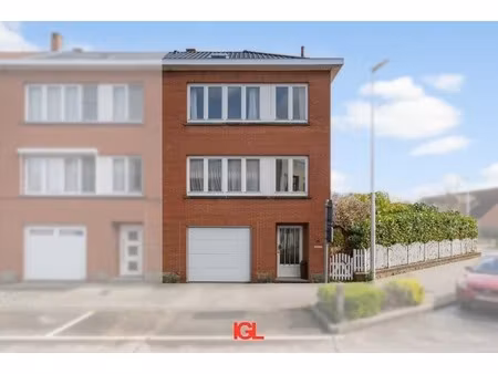 3 gevel woning met 2 slaapkamers  garage en tuin!