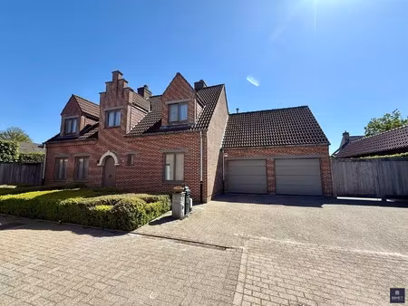 mooie villa met 3 slpks en dub. gar. op topligging