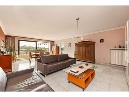 ruim appartement met open zicht en garagebox