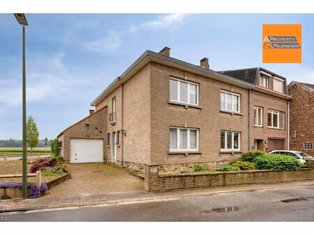kleine opbrengsteigendom met 2 appartementen te renoveren