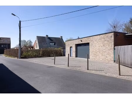 magazijn van 130 m² met voorliggende villa.