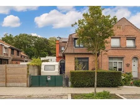 instapklare halfopen woning met zonnepanelen in de tuinwijk
