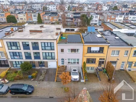 instapklare gezinswoning met 3 slaapkamers  garage en tuin in rustige enkelrichtingsstraat
