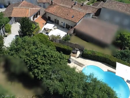 belle maison dans un village médiéval avec 2 gîtes et piscine