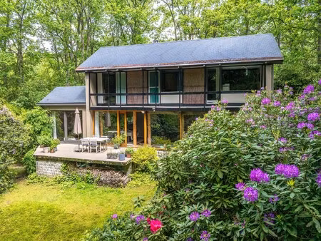 architecturale woning in het groen met veel licht