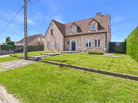 ruime woning met 4/5 slpk en dubbele garage op 12a 50ca!