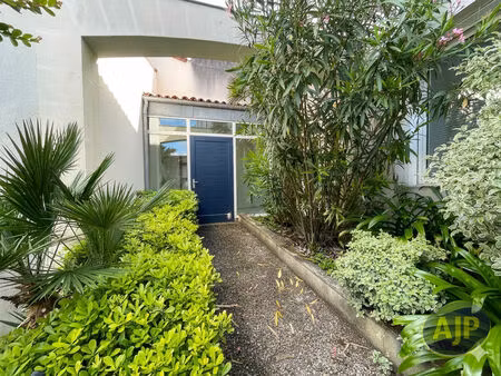 local professionnel saintes 160 m2