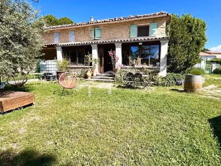 maison mitoyenne d'environ 120m² de bâti avec agréable jardin et vue dégagée- 270 000€