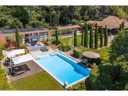exceptionnelle villa sur terrain arboré avec piscine