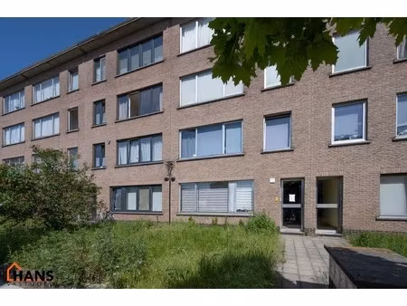 appartement op de 2de verdieping met garage.