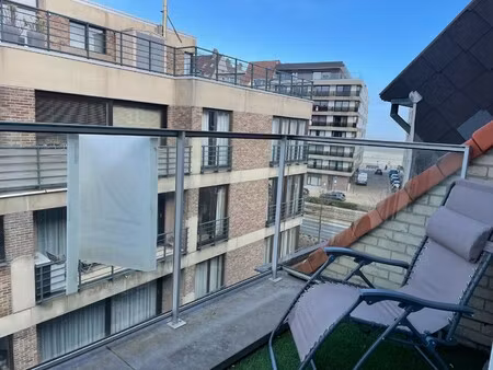 ruim duplexappartement nabij de zeedijk in een recent gebouw