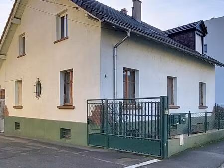 immeuble (ou maison) avec dépendances et garages.