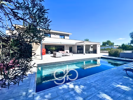 villa d'architecte avec piscine  sous-sol aménagé et domaine