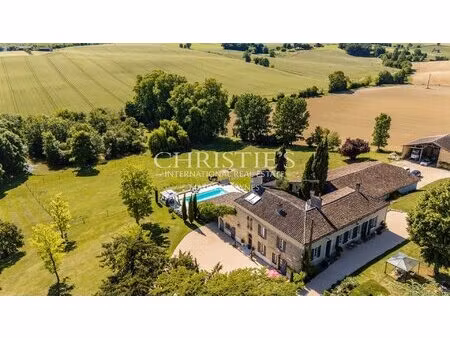 domaine du manoir de tournesol : un refuge pittoresque avec une piscine et un lac...