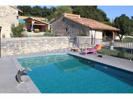 a vendre maison nérac 6 pièces de 160 m2 sur 7 hectares avec dépendance et piscine.