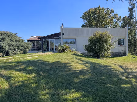 vente maison aux peintures (33230) : à vendre / 196m² les peintures