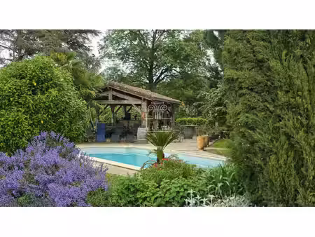 propriete avec gite et camping - terrain d'environ 1ha et piscine / proche condom