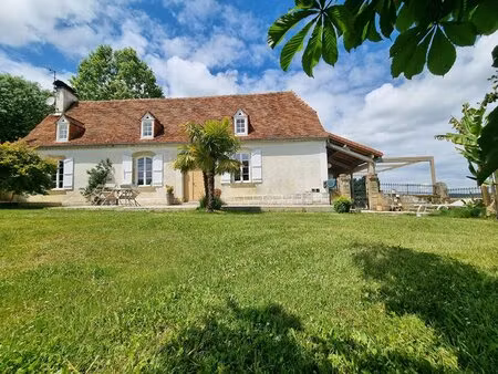 maison de campagne renovee  piscine  dépendances  terrain 2 ha