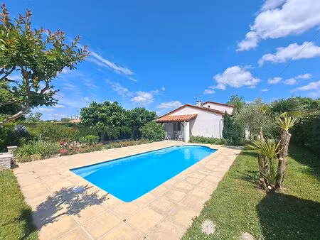 belle villa lumineuse avec piscine chauffée et jardin fleuri