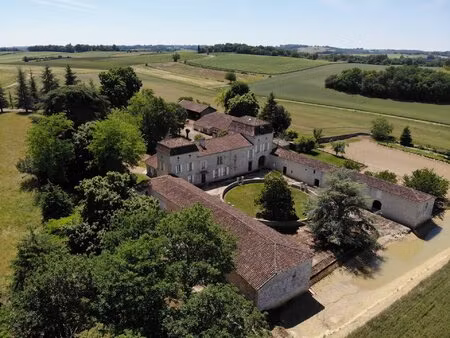 demeure de caractère entourée de 9 hectares