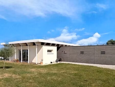 propriété contemporaine de 4 chambres avec piscine et efficacité énergétique...