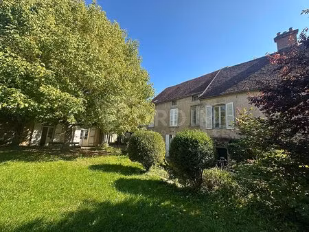 ensemble immobilier composé d'une maison d'habitation et un local commercial loué