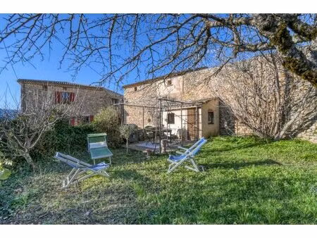 maison de caractère en pierre au cœur du village