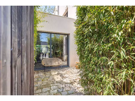 maison contemporaine avec jardin et piscine et sa dépendance