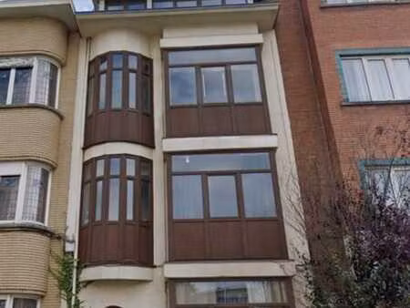appartement 1ch-73m2 idéalement situé. a rafraîchir.