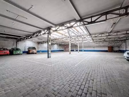 47 emplacements de parking intérieur