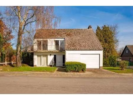maison avec jardin et quatre chambres